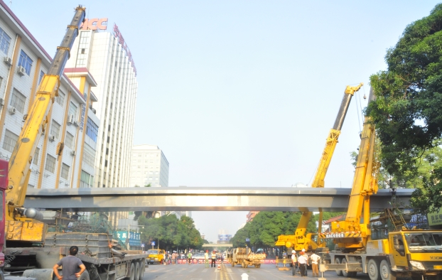 早上出门，市民惊喜地发现星湖路上横空多出了两座30多米长的天桥