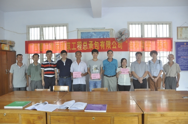 得到赞助的大学新生与各人合影