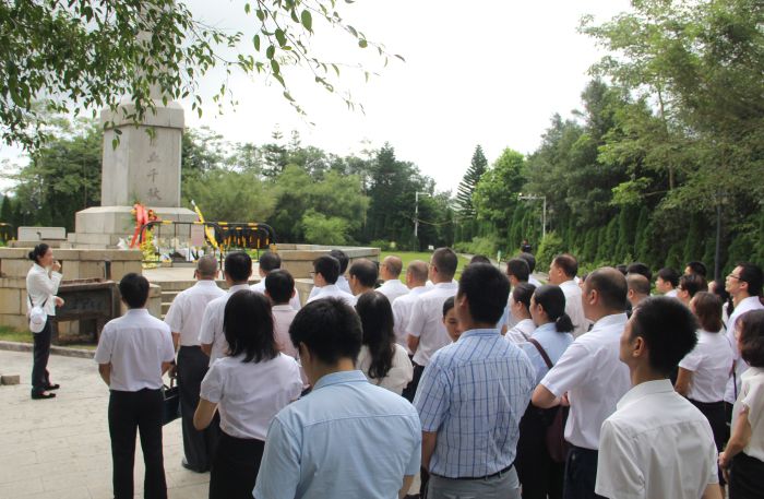 在留想塔前列队肃立.jpg