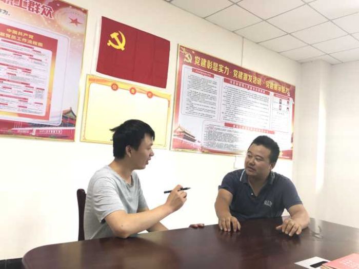 向金涛与同事互换谈心.jpg