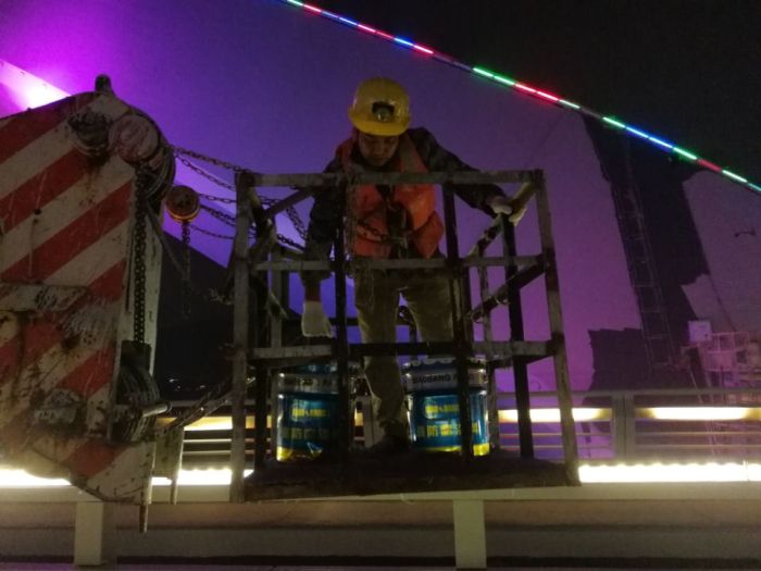 1南宁大桥喷涂工程施工现。鸹 摄）.jpg