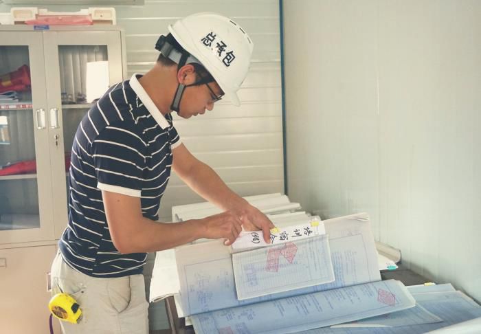 卷尺不离身，能下工地，也能仔细的整顿好每一份资料。谢微旋 摄.jpg