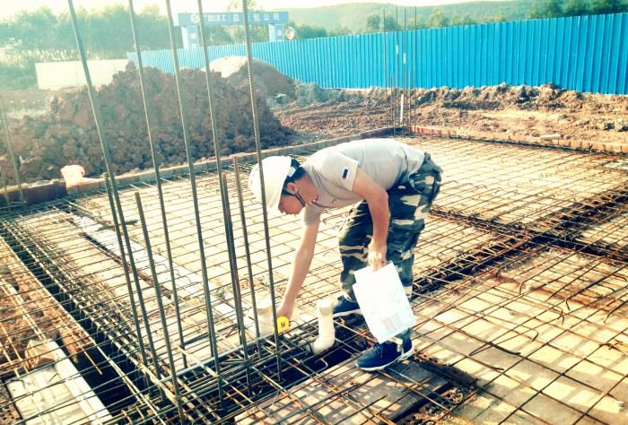 12月的深冬，蔡仁辉身着短袖在现场当真发展基础及底板查抄。刘子俊 摄.jpg