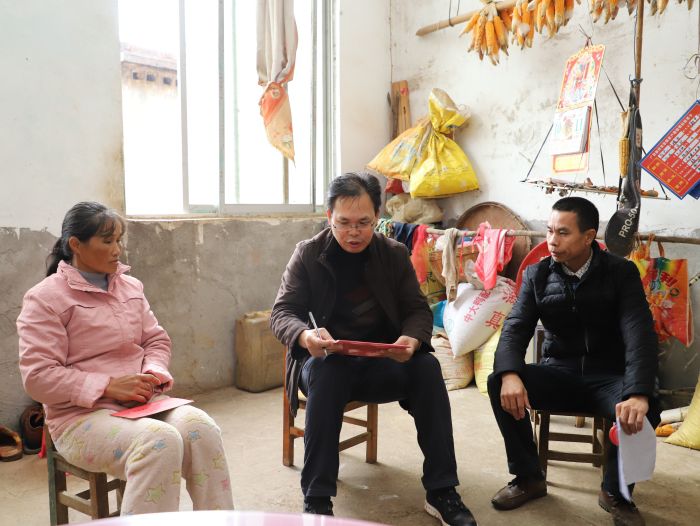 陈祖训与王才料的爱人进行交谈，并补充美满助扶手册。.jpg