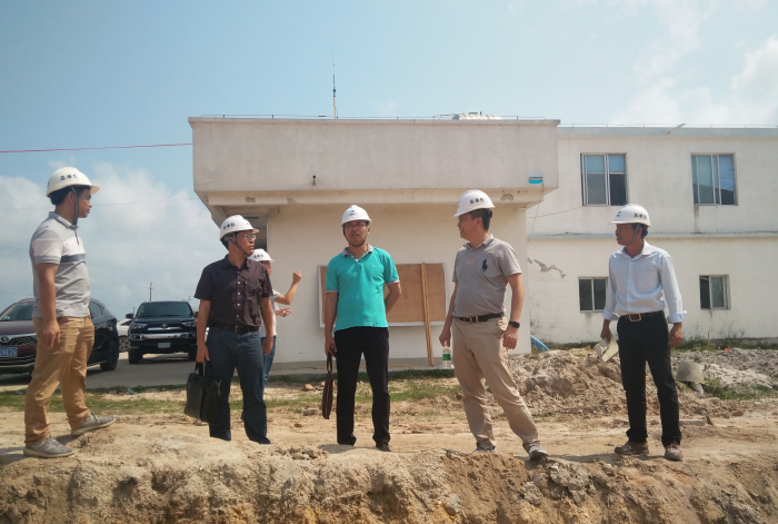 1.1陈祖训实地查看项目现场。许传波 摄700.png