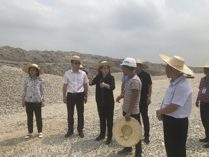 2实地查看施工现场。卢丽君 摄700.png