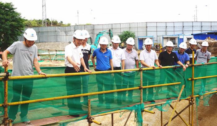 2.1陈祖训深刻施工现场进行查抄领导。谢微旋 摄700.JPG