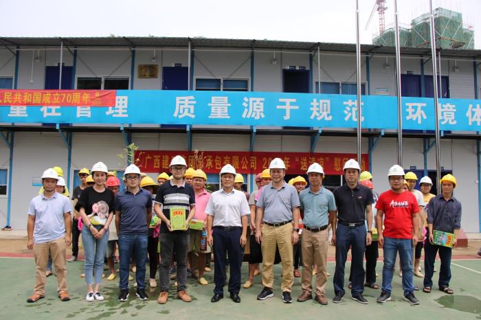 1送清冷活动现场。农茜茜 摄700.JPG