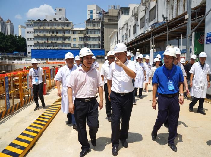 4黄俊华视察项目部。 刘萌萌 摄700.jpg