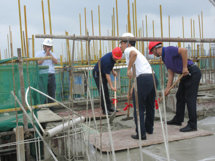 1.封顶典礼现场。李丽淇 摄700.png