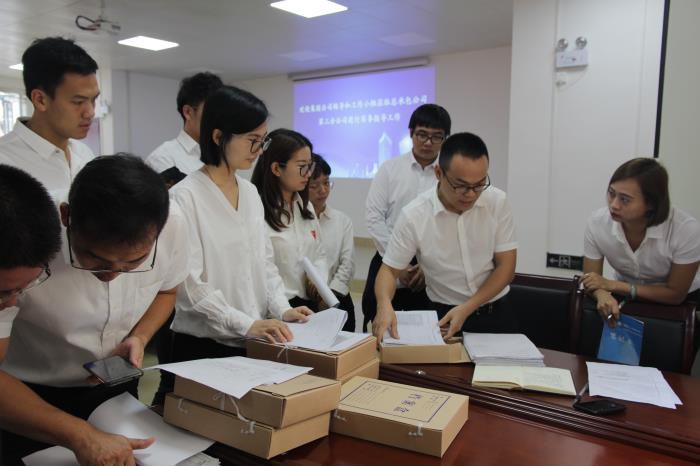 8.1查抄有关资料。邓灿滨 摄700.JPG