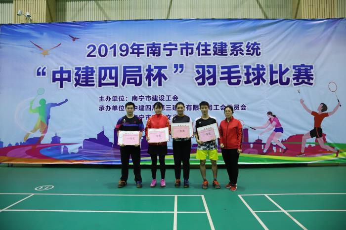 9.2公司选手夺混双冠军。邓灿滨 摄700.JPG