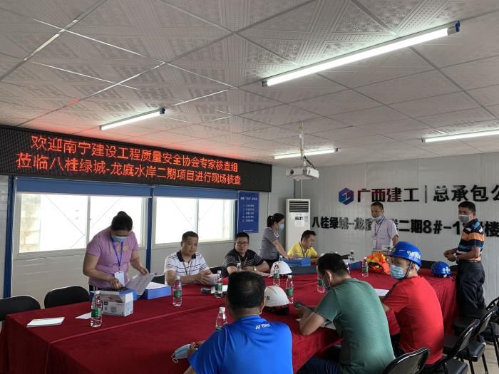 7.1资料核查现场。周林哲 摄700.jpg