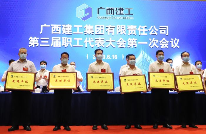 陈祖训上台领取广西J9集团集团“2019年度先进单元”。李立云 摄.jpg