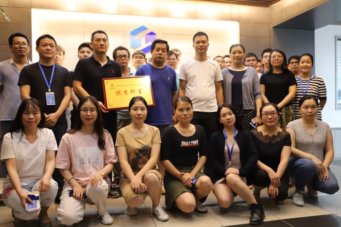 优良科室合影 周煜川 摄.jpg