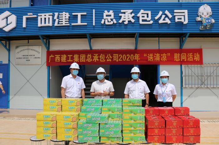 1陆烜送清冷慰问品。 黄璐璐 摄.jpg