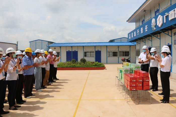 2送清冷现场。 黄璐璐 摄.jpg