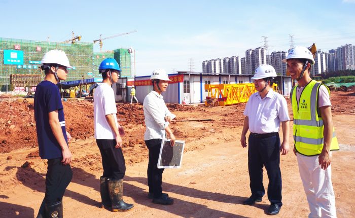 （备。┽⒁迳羁滔殖〔榭，并与青年治理员亲切交谈。谢微旋 摄.jpg