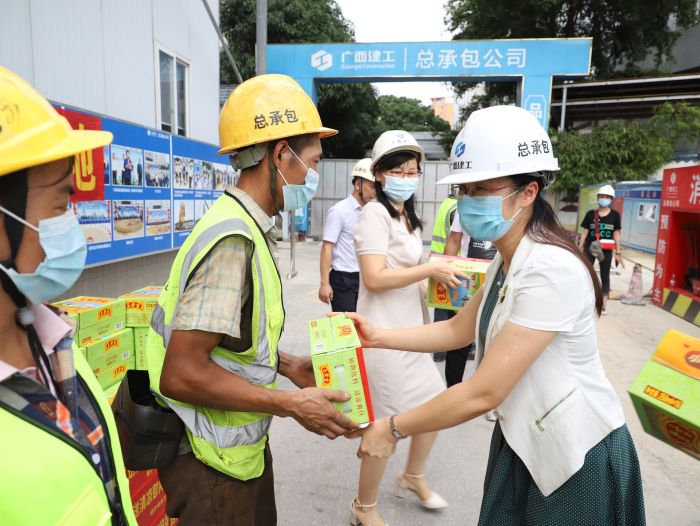 发放清冷饮品。李立云 摄.jpg