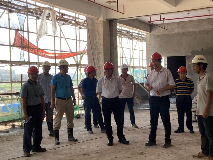 1实地查看东B-1食堂建设情况。韦艳兰 摄.jpg