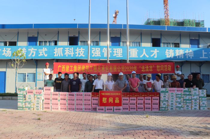 慰问现场。 杨俊峰 摄.jpg