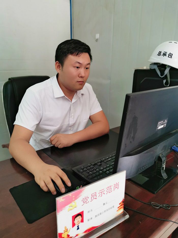 鲁立在办公室。冯翔  摄.jpg