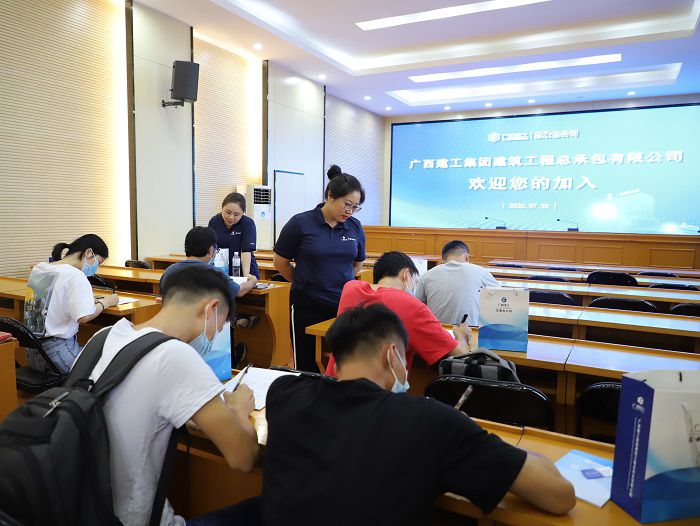 新员工签署劳动合同。李立云 摄.JPG