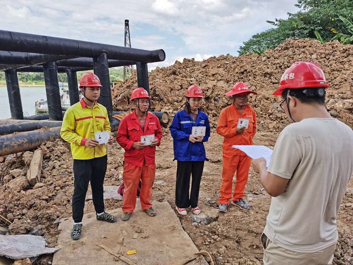 安全技术交底现场。 黄璐璐 摄.jpg