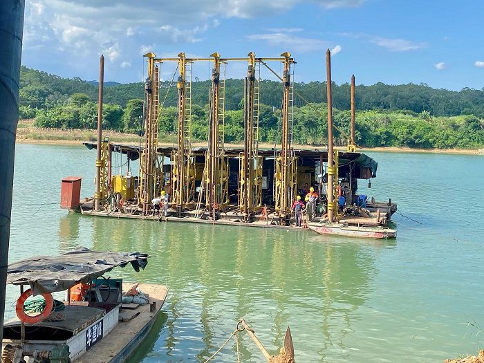 水下爆破作业现场。 黄璐璐 摄.jpg