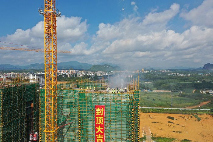 封顶照片。卢瑞阳 摄.JPG