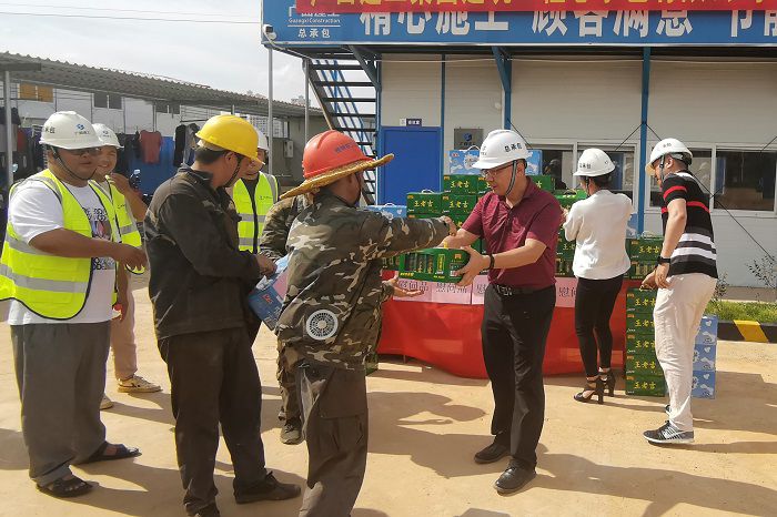 “送清冷”活动现场。 梁武益 摄.jpg