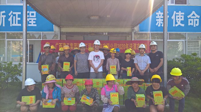 河池高中项目部慰问现场。 刘华山 摄.jpg