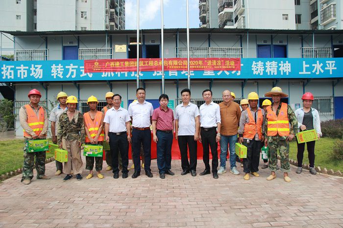 合照。邓灿滨 摄.JPG