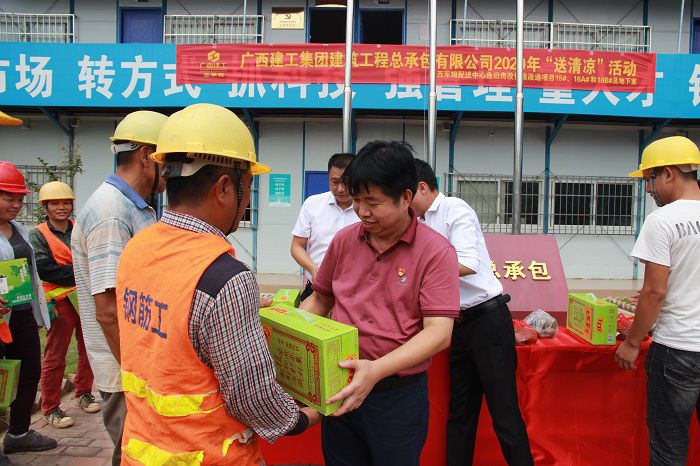 岑廷义在给工人发放慰问品。邓灿滨 摄.JPG