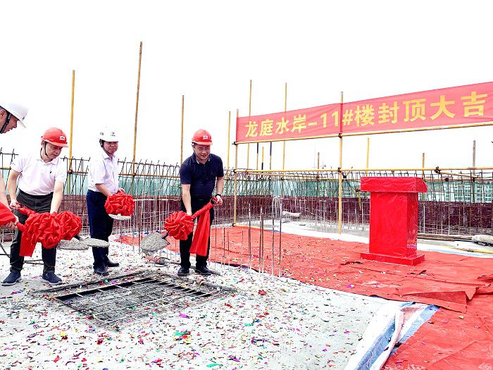 浇筑最后一方混泥土。周林哲 摄.jpg