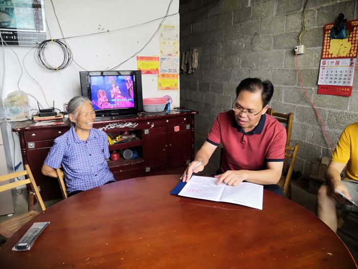 01陈祖训到结队助扶穷困户家中走访2.jpg