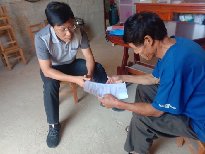 09曾劲松到结队助扶穷困户家中走访.jpg
