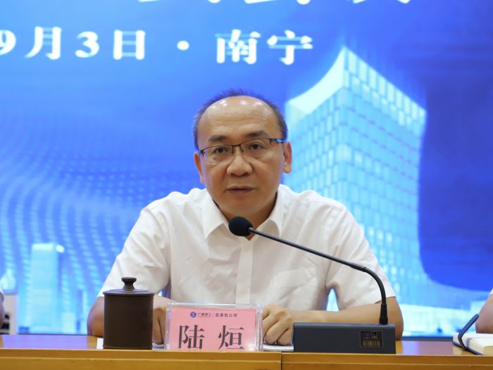 陆烜主持。李立云 摄.jpg