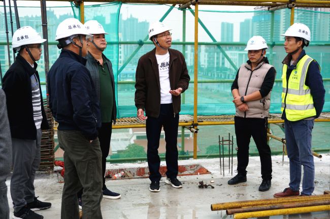 查看现场施工情况；瓶『 摄.jpg