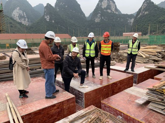 宏伟模板施工现场。陈志健 摄.jpg