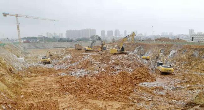 1图书馆土方开挖现场。莫光富 摄.jpg