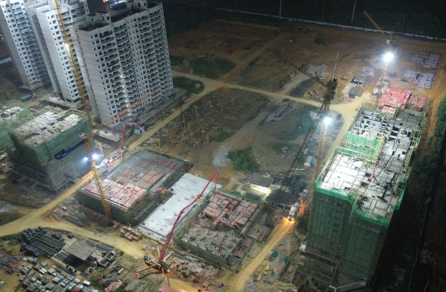 A地块夜间多个楼栋同时浇筑混凝土。卢瑞阳 摄.jpg