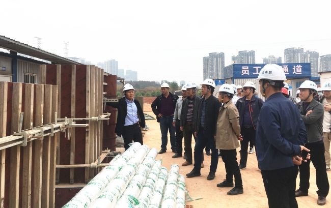 观摩现场，各人当真进建。雷嘉兴 摄.jpg