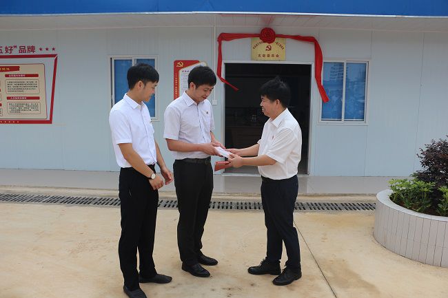 赠送红色书籍。张钊林 摄（建图）.jpg