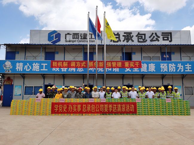 送清冷活动。韦文 摄（建图）.jpg