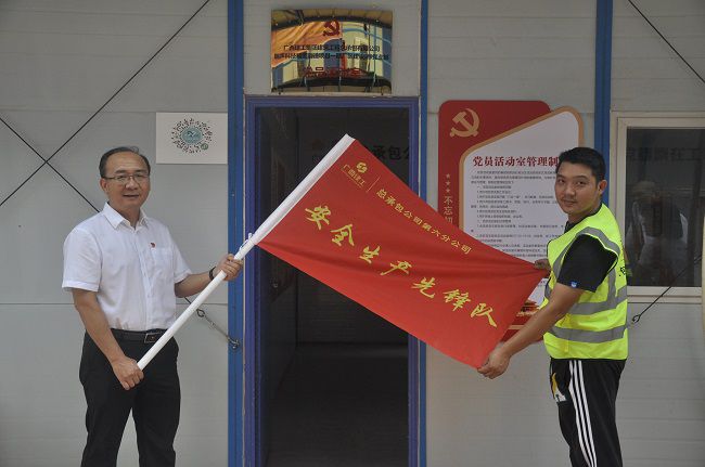 授旗现场。王瑾贞 摄（建图）.jpg