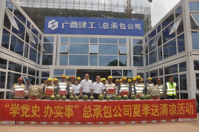 慰问活动合影。王瑾贞 摄（建图）.jpg