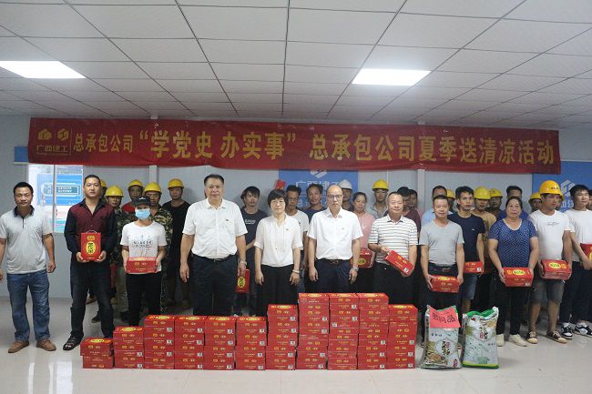 “送清冷”活动合影。张钊林 摄（建图）.jpg