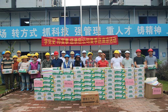 送清冷现场。吴茜 摄（建图）.jpg