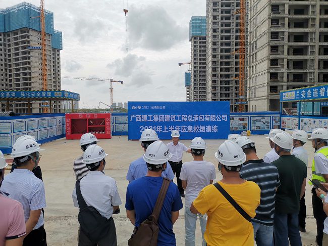 张强在演练前做批示；票ι 摄（建图）.jpg